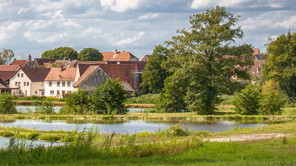 Fischteiche am Dorfrand in Franken © hykoe - fotolia.com