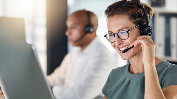 Frau und Mann telefonieren mit Kunden